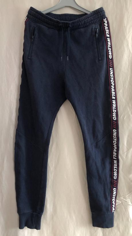 Vel. 152 modré tepláky s kapsami a tkanicí, 152