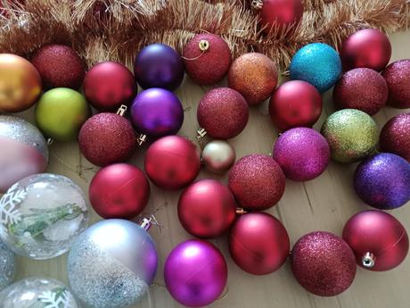 Mix vánočních ozdob,