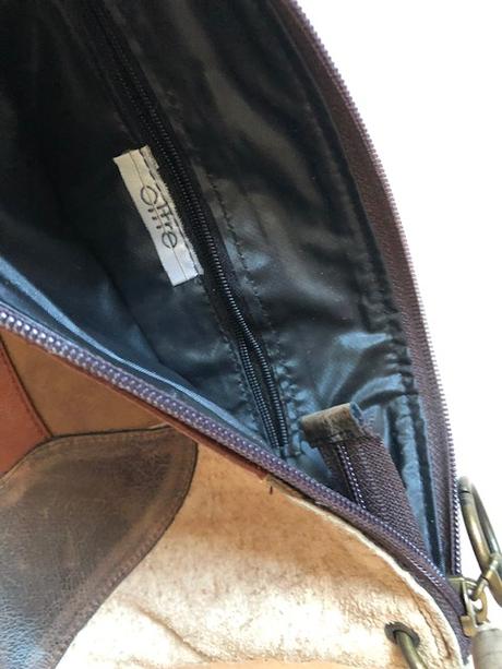 Kabelka sita s kousku ruznych barev,