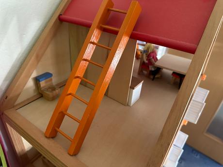 Vybavený dřevěný domeček - 2 sady s doplňky, 