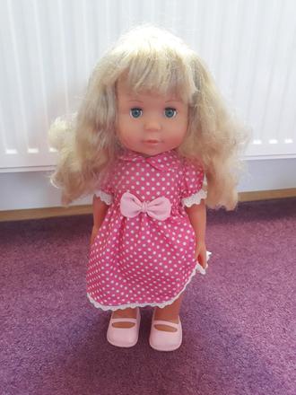 Panenka adélka chodi a zpívá,