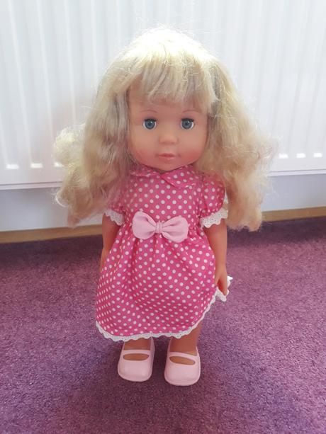 Panenka adélka chodi a zpívá,