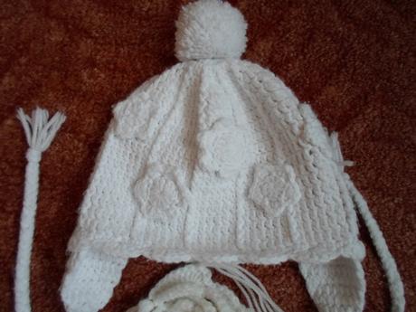 Bílá háčkovaná čepice ušanka šála šálek, 98