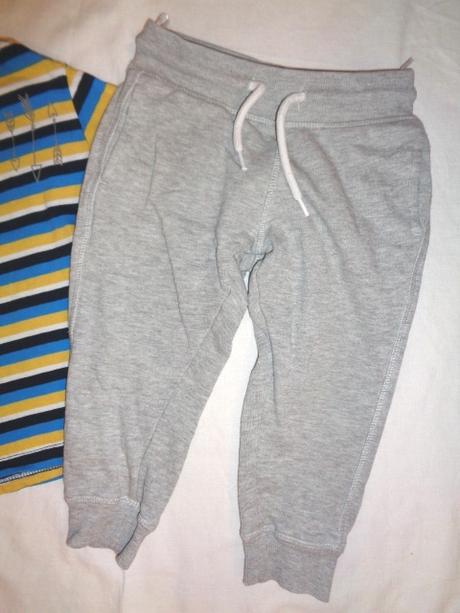 Super komplet pruhovaného trička a šedých tepláčků, lupilu,92