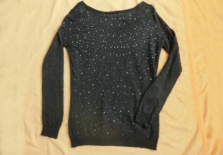 Šedý delší svetr svetřík třpytivý odhalené rameno, s