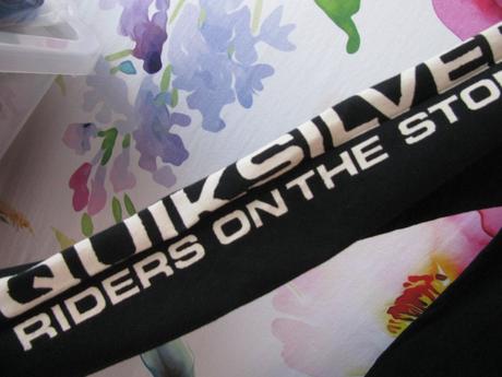 Bavlněné tmavě modré tričko -kostry na surfech, quiksilver,164