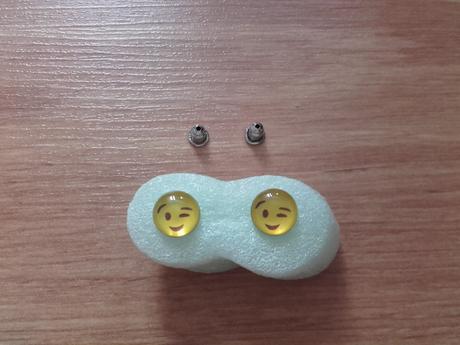 Náušnice emotikon mrknutí,