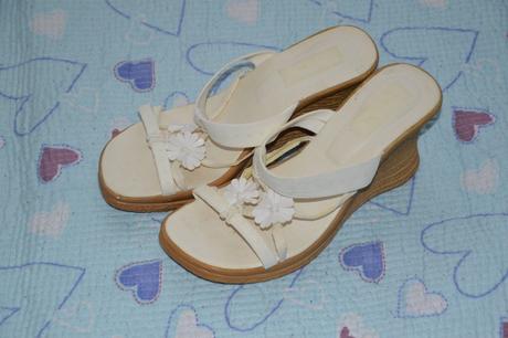 Bílé sandály, nazouváky s kytičkami, 37