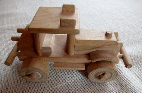 Dvě dřevěná auta (nákladní a osobní) - cena za oba, 