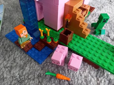 Lego minecraft 21170 - the pig house.,