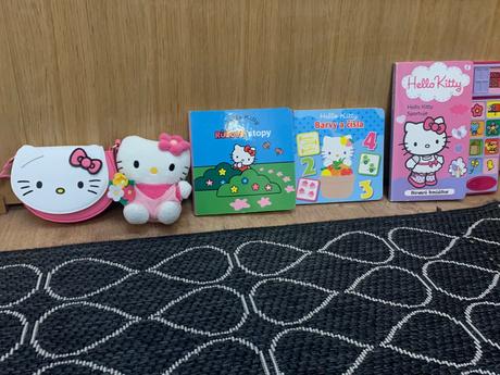 Sada knih s plyšovou hello kitty a kabelkou,
