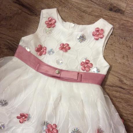 Slavnostní šaty zdobené našitými květinkami, pretty girl,80