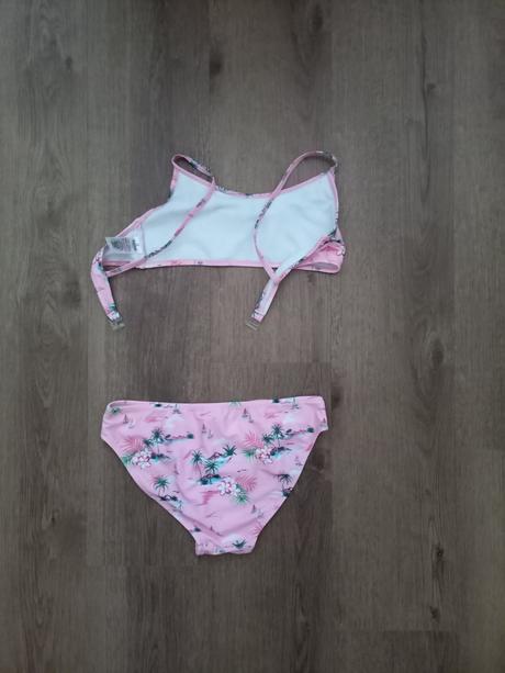 Dvoudílné růžové plavky, 146