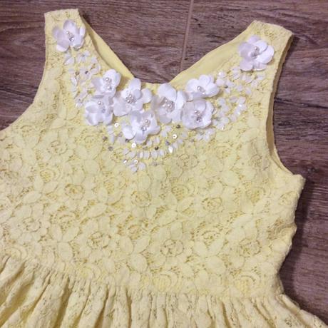 Krajkové šaty zdobené květinkami s perličkami, monsoon,122