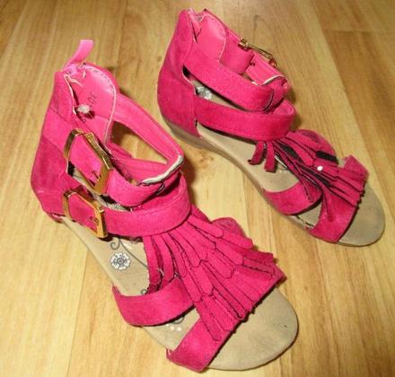 Sandále s třásněmi, 27