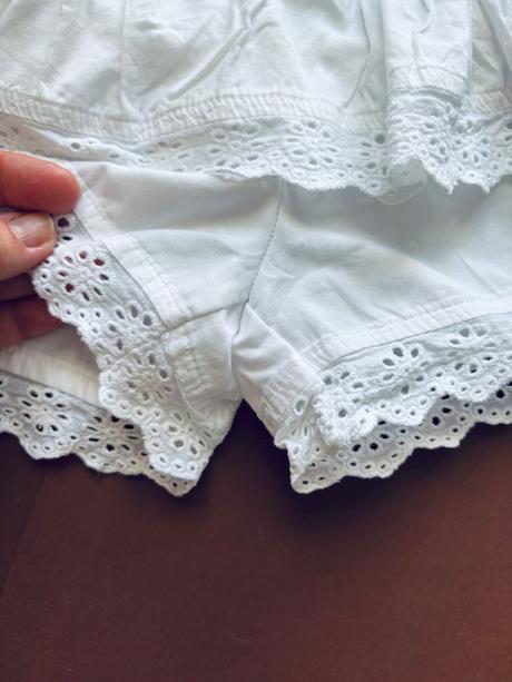 Kraťaso sukně s volánky ,olemovanim s madeirou, 98