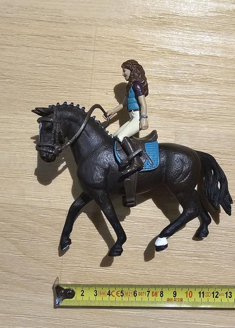 Figurka kůň černý a jezdkyně schleich,