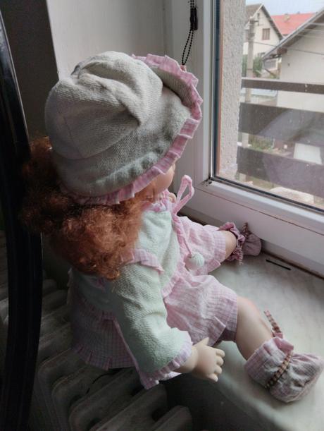 Sedící porcelánová holčička,