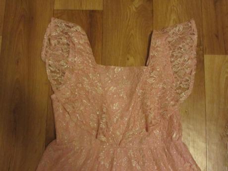 Růžové šaty s krajkou, 152