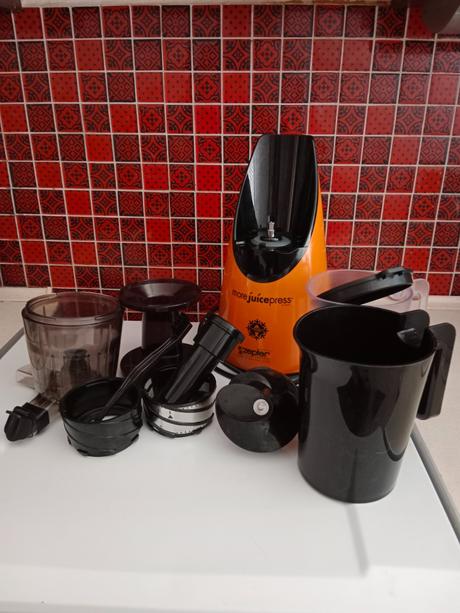 Odšťavňovač a drtič zmrzlého ovoce na zmrzkuzepter,