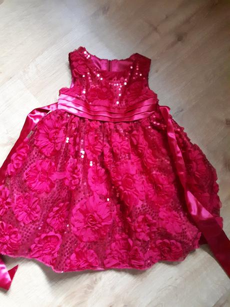 Krásné slavnostní zdobené šaty, 98