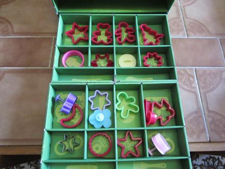 Pěkná dětská vykrajovátka a razítka v krabičce,