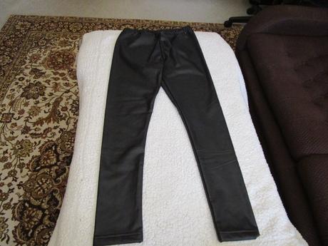 Nové černé elast. kalhoty - legíny, jako kožené, 152