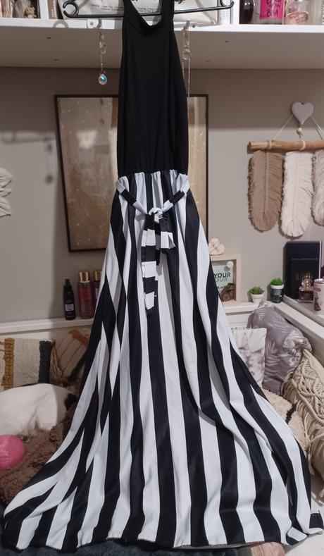 Dlouhé černobílé šaty s holými zády, s