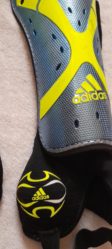 Fotbalové chrániče holení a kotníků,