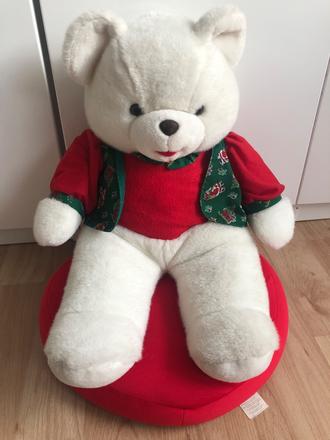 Bily medvěd s vánoční vesničkou, 