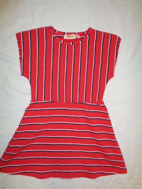 Červené pružné pruhované šaty, 104