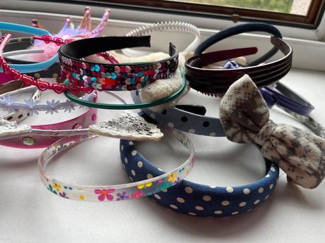 Velká hromada čelenek,