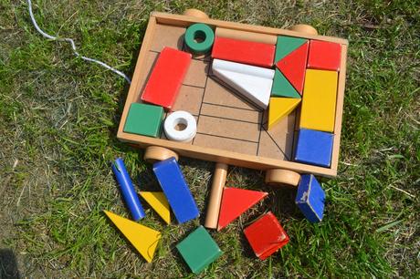 Dřevěné kostky ve větším vozíku, 