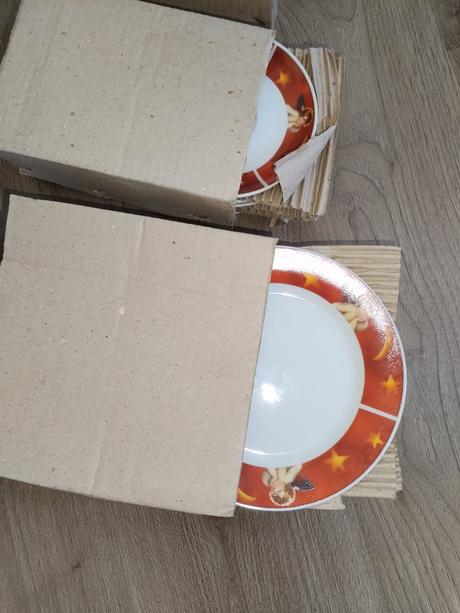 Vánoční slavnostní porcelánový servis 18 kusů nový, 