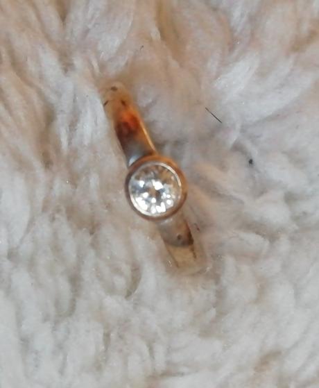 Stříbrný prsten s kamínkem,