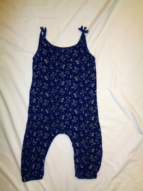 Modrý motýlkový letní overal, 86
