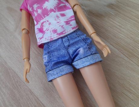 Panenka anlily kloubová se skútrem, 