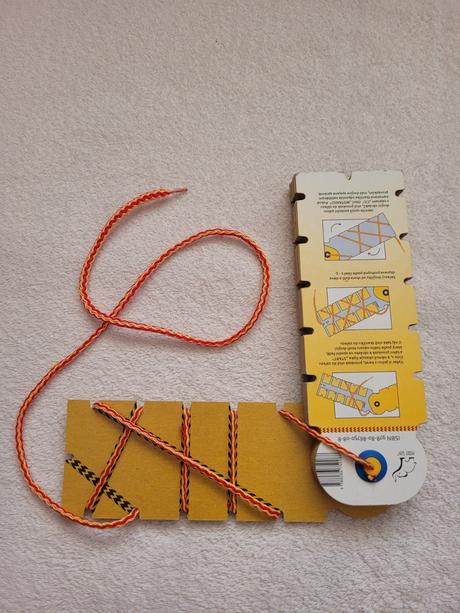 Knížka s provázkem "motanice",