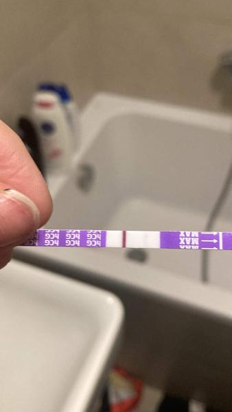 Je těhotenský test se světlou čárkou planý poplach?