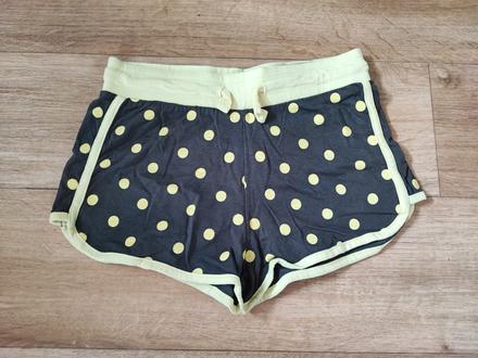 Puntíkované šortky, 140