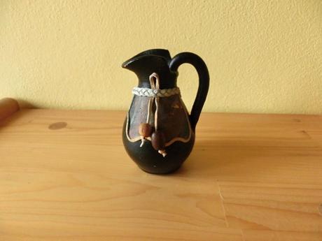 Černá vázička s koženou ozdobou, 