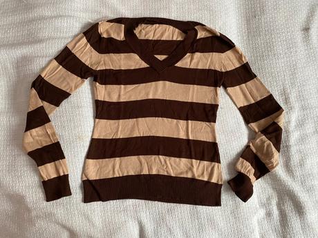 Svetr s výstřihem do v vel. s, s