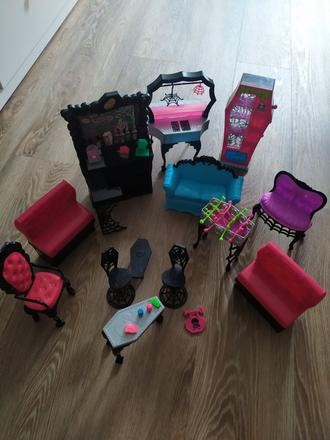 Nábytek pro monster hight, 