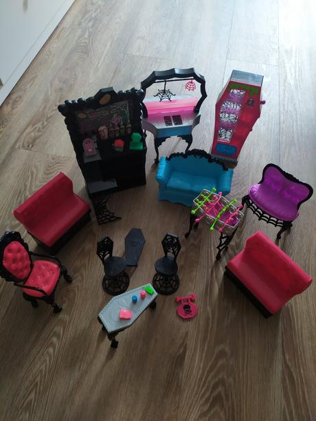 Nábytek pro monster hight, 