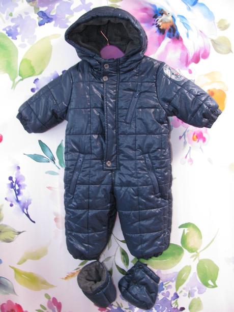 Zimní tmavě modrá kombinéza s kapucí a návleky, 68