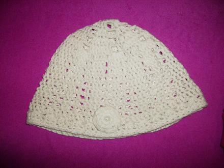 Čepička z bílé příze, 80