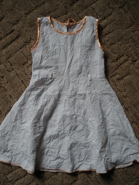 Příležitostní šatičky, 104