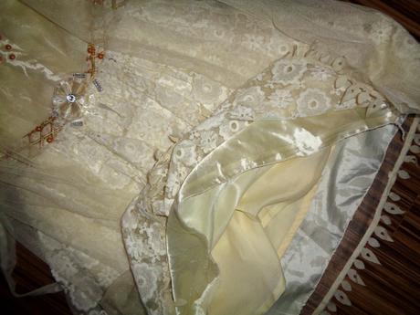 Krásné společenské šaty v barvě šampáňo, 128