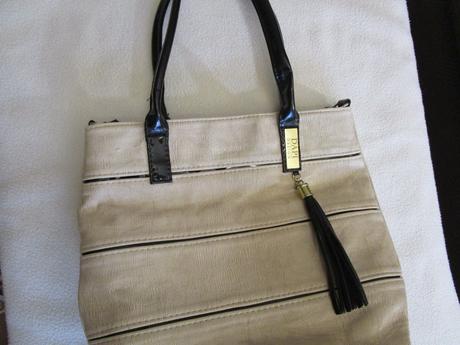 Pěkná, málo nošená, světlá kabelka s černými traky,