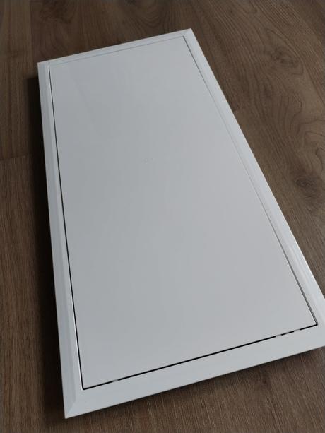 Plastový otvor s dvířky, 